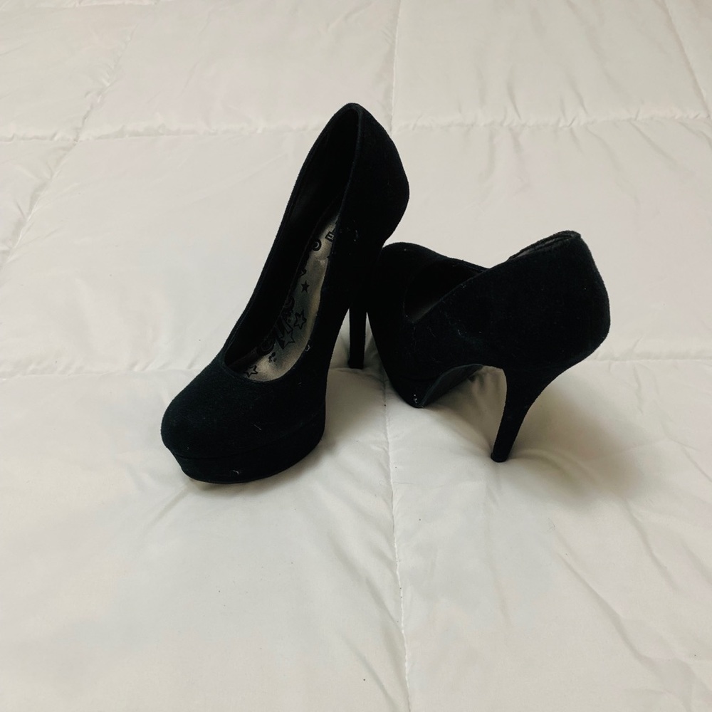 Black PUMPS. Stiletto height platform heels